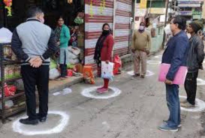 कोरोना को रोकने के लिए लॉकडाउन के तहत लोगों में सोशल डिस्टेंसिंग बनाने का प्रयास किया जा रहा