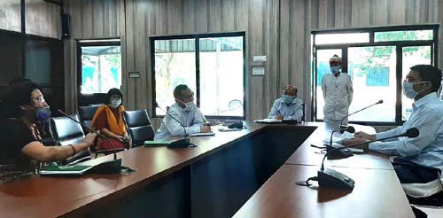 जिलाधिकारी सविन बंसल द्वारा कैम्प कार्यालय में मंगलवार को चिकित्साधिकारियों के साथ की महत्वपूर्ण बैठक