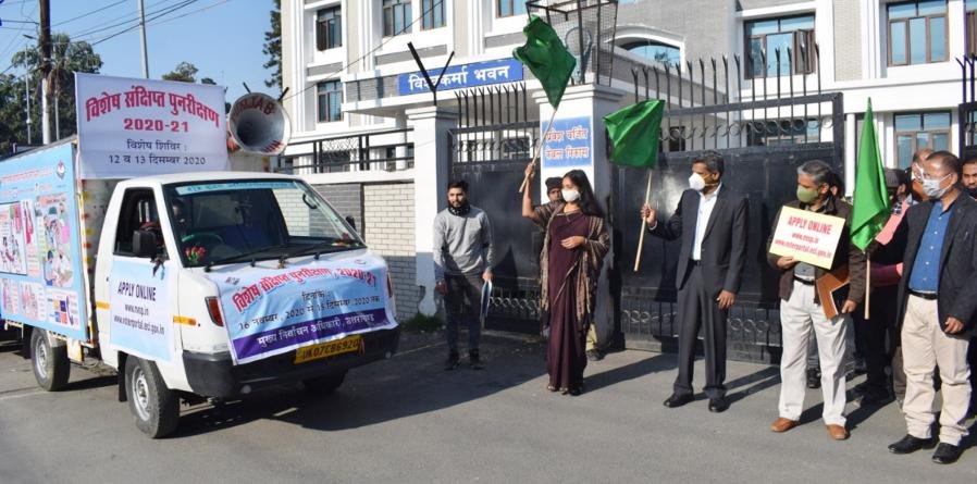 मुख्य निर्वाचन अधिकारी श्रीमती सौजन्या ने जनसामान्य के मध्य व्यापक प्रचार प्रसार हेतु जागरूकता वाहनों का फ्लैग ऑफ़ किया