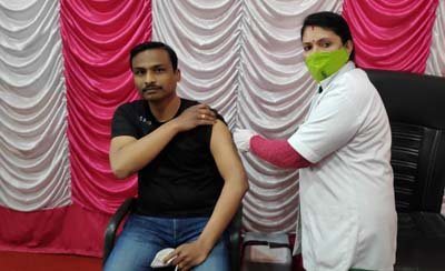 पिथौरागढ़ में कोविड-19 वैक्सीनेशन का द्वितीय चरण हुवा प्रारम्भ, जिलाधिकारी ने स्वयं का टीकाकरण कर किया आरम्भ