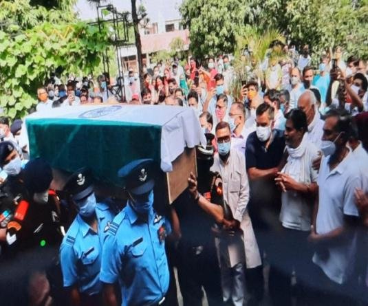 लोगों ने नम आखों और दिल में दर्द के साथ विमान क्रैश में शहीद अभिनव को दी अंतिम विदाई