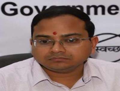 जिलाधिकारी डा. आशीष श्रीवास्तव ने सड़क पर उतरकर कोरोना संक्रमण की रोकथाम के लिए बनाई गई व्यवस्था परखी