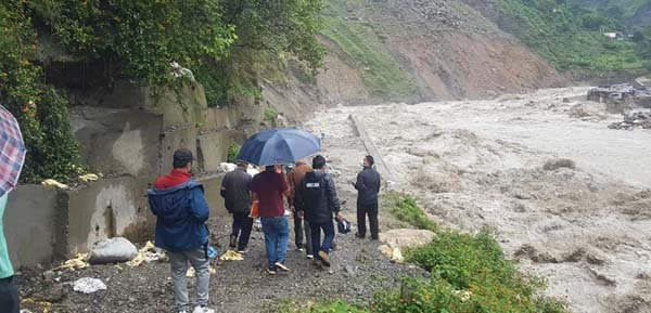 जिलाधिकारी ने भारी बरसात से हो रहे नुकसान की जानकारी लेते हुए अधिकारियों को दिए सतर्क रहने के निर्देश