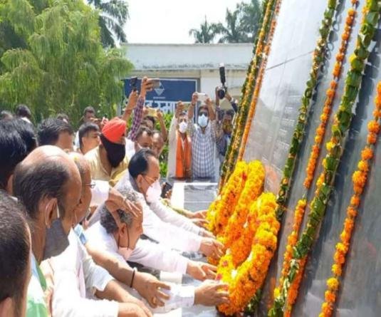 केंद्रीय राज्यमंत्री अजय भट्ट व उत्तराखंड के भाजपा प्रदेश अध्यक्ष मदन कौशिक ने शहीदों का आशीर्वाद लेकर यात्रा का शुभारंभ किया