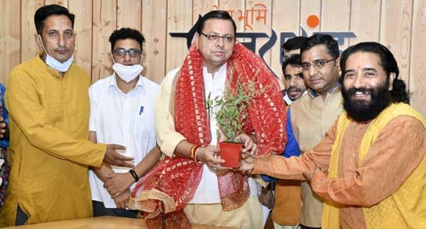चारधाम तीर्थ पुरोहितों ने मुख्यमंत्री पुष्कर सिंह धामी से भेंट कर जन्मदिन की बधाई दी