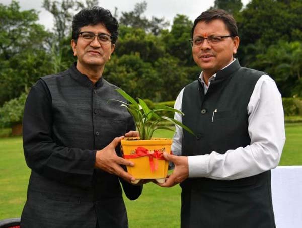 मुख्यमंत्री श्री पुष्कर सिंह धामी से प्रसून जोशी ने की शिष्टाचार भेंट