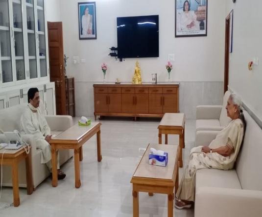 राज्यपाल आनंदीबेन पटेल ने राजभवन से निकलकर बसपा मुखिया के आवास पर जाकर उनकी मां के निधन पर शोक व्यक्त किया