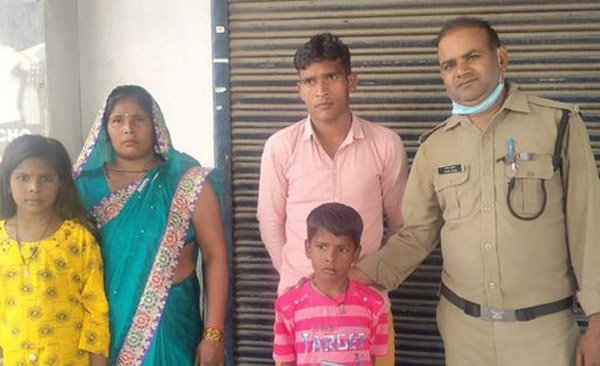 वीवीआईपी ड्यूटी के साथ मानवता का धर्म निभाते पुलिस के जवान, परिवार से बिछड़े बच्चे को कड़ी मशक्कत के बाद किया परिजनों के सुपुर्द
