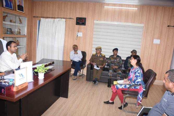 जिलाधिकारी मयूर दीक्षित ने चारधाम यात्रा के सम्बन्धित अधिकारियों के साथ बैठक आयोजित कर दिशा निर्देश दिये