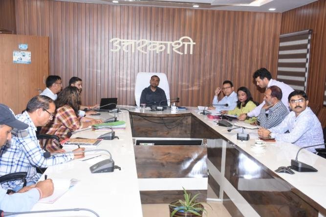 जिलाधिकारी मयूर दीक्षित ने अधिकारियों को निर्देशित करते हुए कहा- स्वास्थ्य मेलों में दिव्यांगजनों के लिए व्हील चियर, के साथ ही गर्भवती महिलाओं के स्वास्थ्य सबंधी जानकारियां भी प्रदान करे