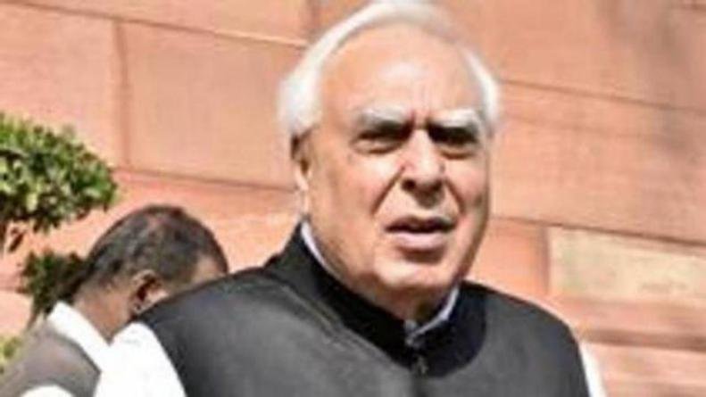 कपिल सिब्बल ने कांग्रेस पार्टी छोड़ने के बाद समाजवादी पार्टी के समर्थन से राज्यसभा सदस्य के लिए नामांकन दाखिल किया