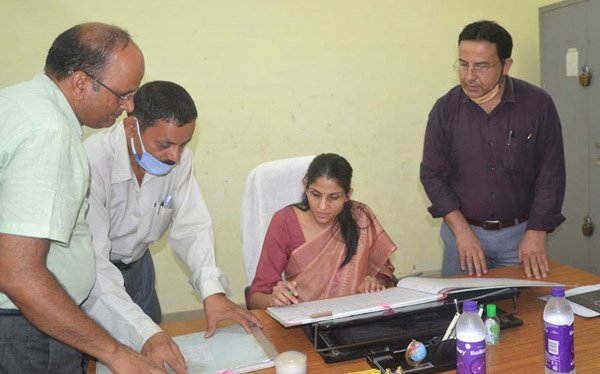 जनपद देहरादून की नव नियुक्त जिलाधिकारी श्रीमती सोनिका ने संभाला पदभार