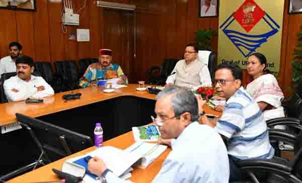 मुख्यमंत्री पुष्कर सिंह धामी ने लोक निर्माण विभाग, एनएच और बीआरओ के प्रदेश में निर्माणाधीन और प्रस्तावित कार्यों की समीक्षा की