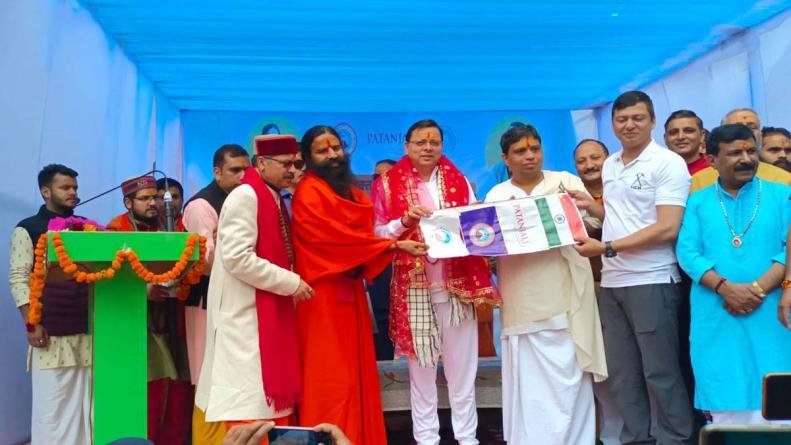 गंगोत्री में मुख्यमंत्री धामी और योग गुरु बाबा रामदेव ने अन्वेषण पर्वतारोहण टीम को फ्लैग ऑफ किया