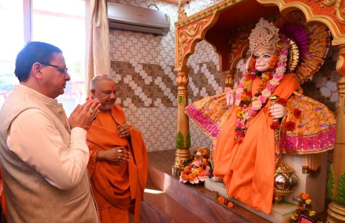 The Chief Minister wished for prosperity in the state after offering prayers at the temple located at Jeevandeep Ashram.