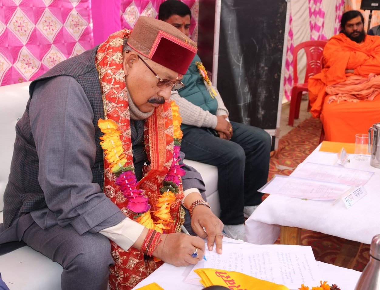  Maharaj participated as the chief guest in the annual festival of Shree Baba Kedar Boys Hostel located in Guptkashi