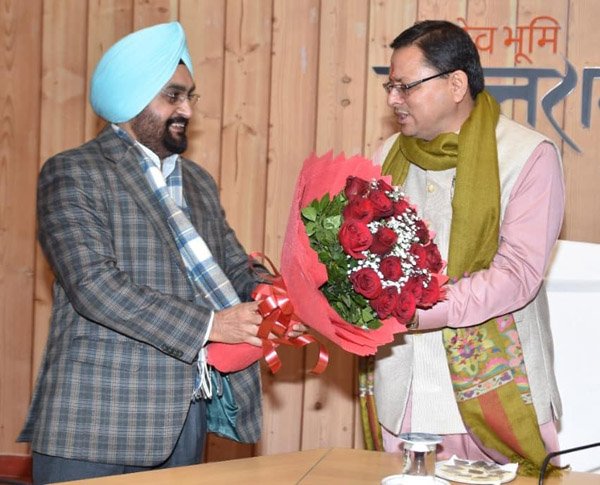 नववर्ष के अवसर पर मुख्य सचिव के नेतृत्व में भारतीय प्रशासनिक सेवा के वरिष्ठ अधिकारियों एवं पुलिस अधिकारियों ने की सीएम धामी से भेंट