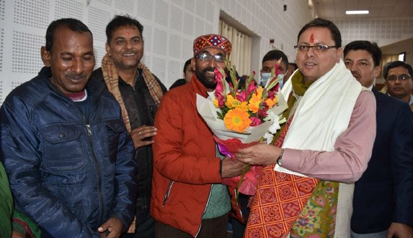 विभिन्न क्षेत्रों से आये लोगों ने मुख्य सेवक सदन में सीएम धामी से भेंट कर दी नववर्ष की शुभकामनायें