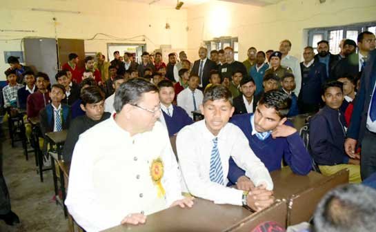 सीएम धामी पहुँचे अपने पुराने विद्यालय, पुरानी यादें साझा की