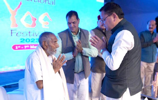 मुख्यमंत्री पुष्कर सिंह धामी ने ऋषिकेश स्थित योग भरत घाट में आयोजित अन्तर्राष्ट्रीय योग महोत्सव में प्रतिभाग किया