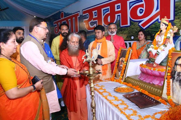 मुख्यमंत्री पुष्कर सिंह धामी ने परमार्थ निकेतन में आयोजित गंगा समग्र अविरल गंगा निर्मल गंगा कार्यक्रम में प्रतिभाग कर कार्यक्रम का शुभारंभ किया