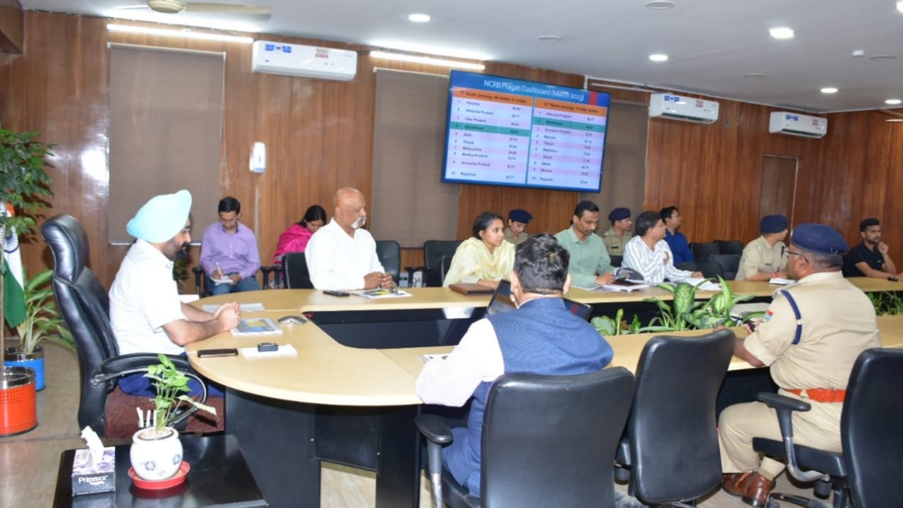 मुख्य सचिव डॉ. एस एस संधू ने शुक्रवार को सचिवालय में क्राइम एण्ड क्रिमिनल ट्रेकिंग नेटवर्क एण्ड सिस्टम (सीसीटीएनएस) की प्रदेश में प्रगति की समीक्षा की