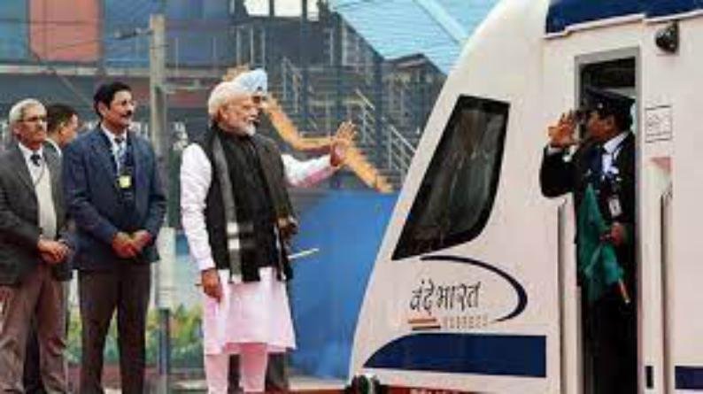 पीएम मोदी ने देहरादून से दिल्ली के बीच पहली वंदे भारत एक्सप्रेस ट्रेन को हरी झंडी दिखाकर किया रवाना