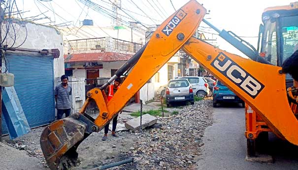 Action was taken by the teams of Municipal Corporation, Police Administration to remove encroachment at Survey Check, Naini Bakery, Dilaram Check, Hathibarkala, Prison Check to Rispana Bridge etc.