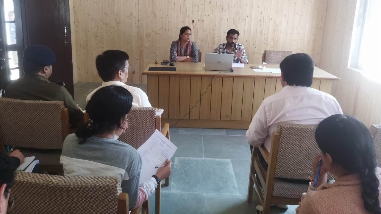 ‘द बीटल्स, द गंगा फेस्टिवल-2023’ के आयोजन के संबंध में जिलाधिकारी डॉ. आशीष चौहान ने विभिन्न अधिकारीयों के साथ की समीक्षा बैठक