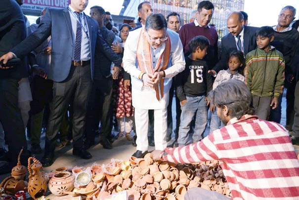 Chief Minister Dhami visited Kumhar Mandi area, purchased earthen lamps and made payment through digital medium