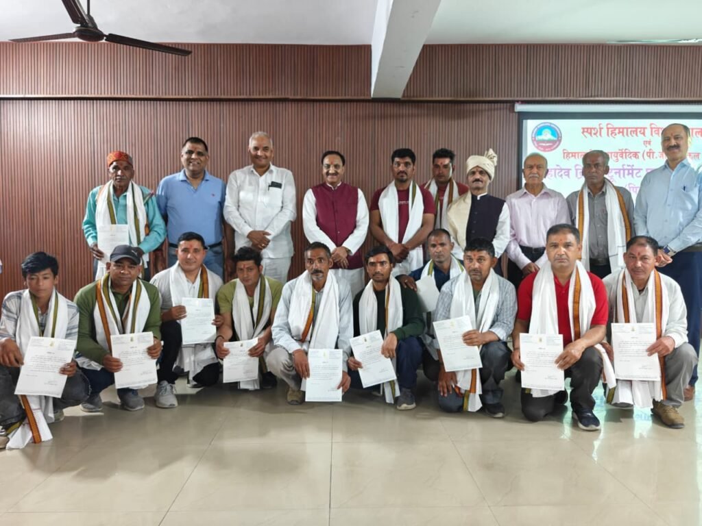 स्पर्श हिमालय विश्वविद्यालय में आयोजित सम्मान समारोह में डॉ. ‘निशंक’ ने किया खिलाडि़यों का सम्मान