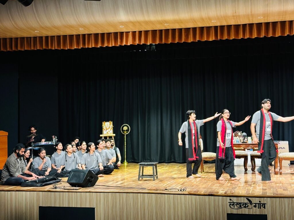 लेखक गाँव में तीसरे दिन नाटक ‘माई लाइफ, माई वे’ ने दर्शकों को झकझोरा