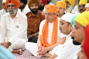 Chief Minister Dhami arrived in Nanakmatta under the 'Seva Sankalp Abhiyan' and contributed voluntary labor to the cleanliness drive.